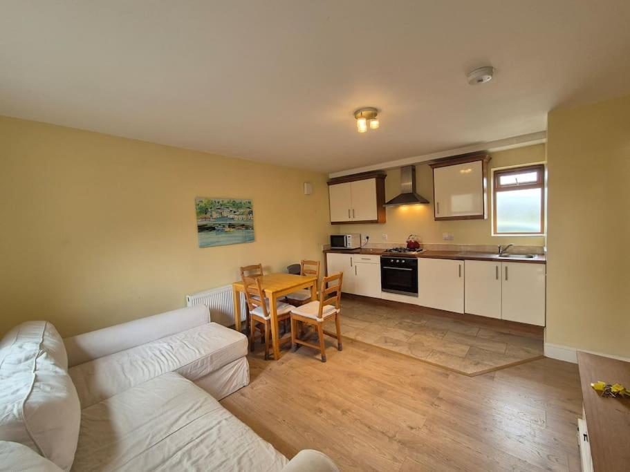 Apartment With Amenities Near *