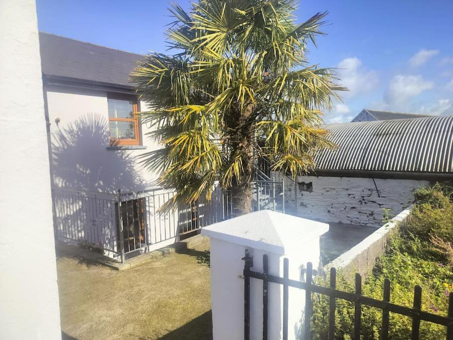 Apartment With Amenities Near *